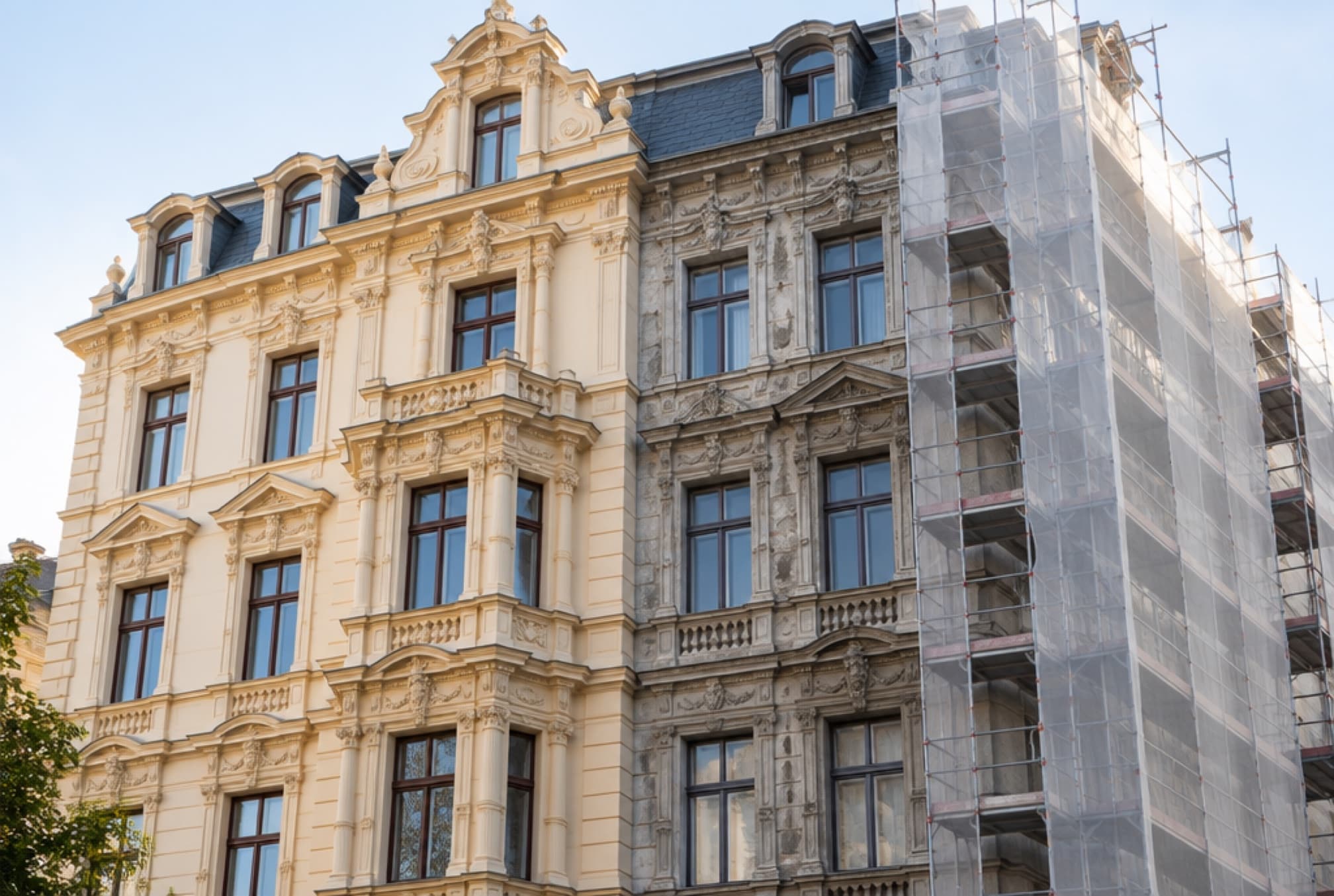 Gründerzeitfassade mit Gerüst während der Sanierung